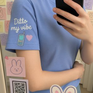 K-Pop Minimalist Tee: NewJeans Casual Airport Outfit for Effortless Korean Style